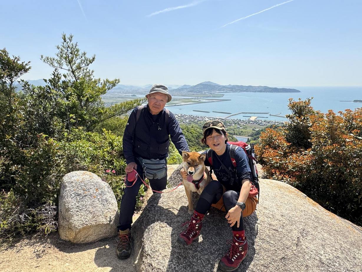 �Q�O�Q�T�N�̎v���o�i�j�Ə��j